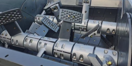 เหตุใดความทนทานต่อแรงกระแทกจึงสำคัญกว่าความแข็งสำหรับใบมีดเครื่องผสมอาหาร?